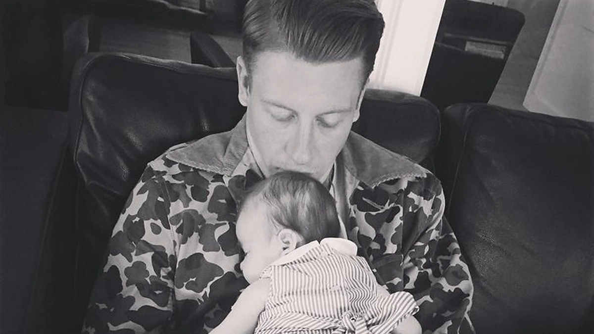 Macklemore'as su dukra Sloane