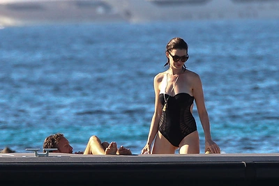 Aktorė Anne Hathaway atostogas leido dizainerio Valentino jachtoje