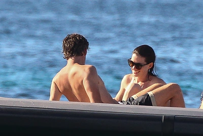 Anne Hathaway ir Adamas Shulmanas