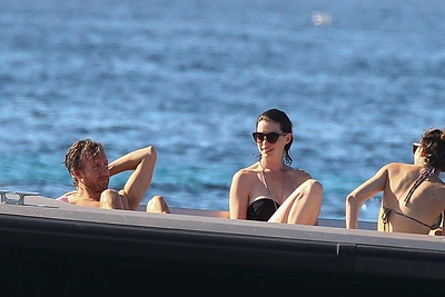 Anne Hathaway ir Adamas Shulmanas