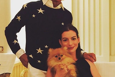 Anne Hathaway ir Valentino Garavani