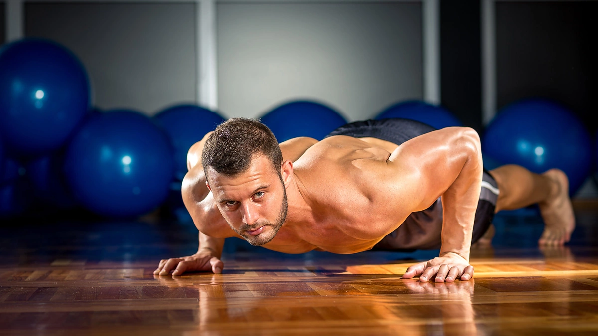 Vyras daro atsispaudimus.