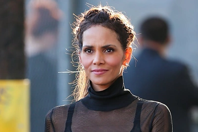 Seksualus Halle Berry įvaizdis pokalbių laidoje: apsirengė perregimą palaidinę ir parodė liemenėlę