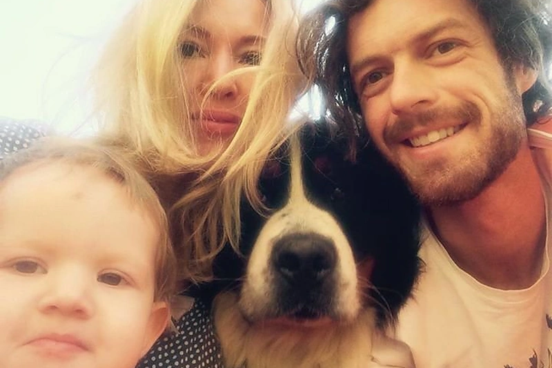 Gintarė Karaliūnaitė-Canuel su vyru Marku, dukra Sofija ir augintiniu