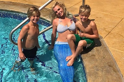 Britney Spears maudynėms baseine pasirinko undinėlės kostiumą