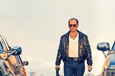 Dramoje „Juodosios mišios“ legendinį Bostono gangsterį įkūnijęs Johnny Deppas – vos atpažįstamas