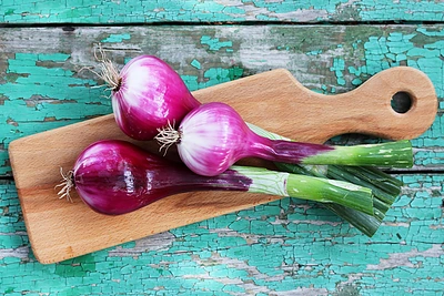 Paprastos gudrybės, kurios pjaustant svogūnus neleis ašaroti