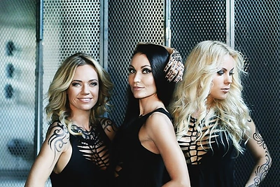 Naujoje fotosesijoje „69 Danguje“ merginos apnuogintus kūnus papuošė tatuiruotėmis