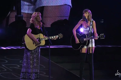 Taylor Swift savo koncerte su „Draugų“ žvaigžde Lisa Kudrow uždainavo garsiąją dainą „Smelly Cat“