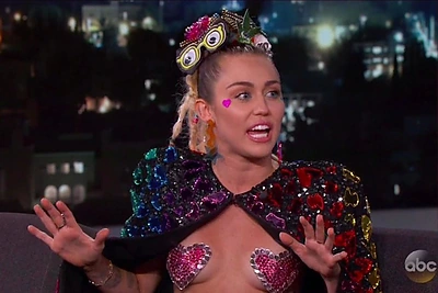 Pokalbių laidoje Miley Cyrus savo krūtis pridengė tik širdies formos lipdukais