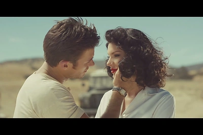Taylor Swift seksualiame vaizdo klipe „Wildest Dreams“ glamonėjasi su gražuoliuku Scottu Eastwoodu