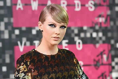 Taylor Swift padavė į teismą prie jos seksualiai priekabiavusį radijo laidų vedėją