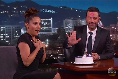 Salma Hayek prisiminė įspūdingiausią gimtadienio dovaną – iš Antonio Banderaso gautas beždžionėles