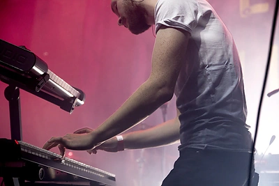 „Glass Animals“ koncerto akimirka