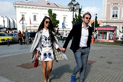 Marijonas Mikutavičius su Ieva Daugirdaite šeštadienio popietę skubėjo į bičiulių vestuves