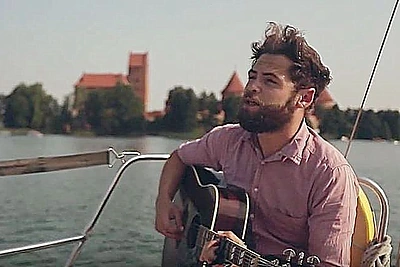 Naujame britų žvaigždės Passenger vaizdo klipe „The Long Road“ – ir Trakų vaizdai