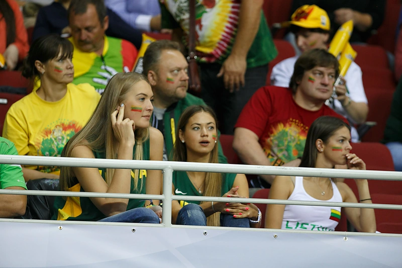 Už Lietuvos rinktinę Rygoje sirgo ir krepšininkų žmonos bei draugės