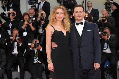 Amber Heard draugė tvirtina, kad Johnny Deppas bandė uždusinti savo žmoną