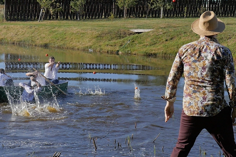 Kadras iš komedijos „Didžioji derliaus šventė“