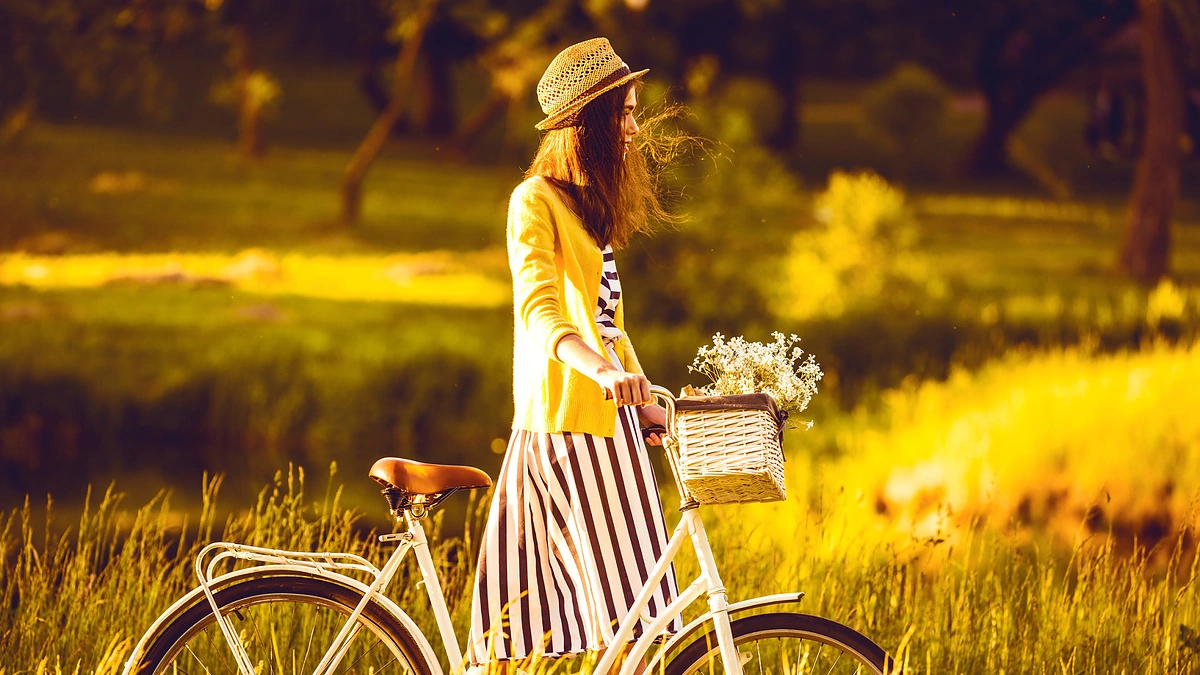 Mergina su dviračiu.