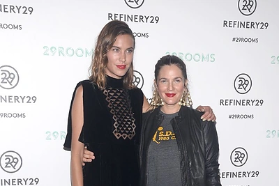 Alexa Chung ir Drew Barrymore