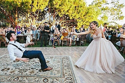 Jaunavedžių šokis, kokio dar nematėte: charizmatiška pora į pagalbą pasitelkė magijos triukus