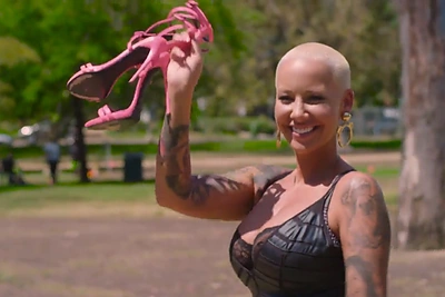 Komiškame filmuke modelis Amber Rose skatina moteris nesigėdyti vienos nakties nuotykių