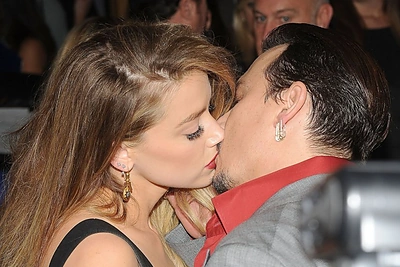 Ant raudonojo kilimo – aistringas Johnny Deppo ir jo žmonos Amber Heard bučinys