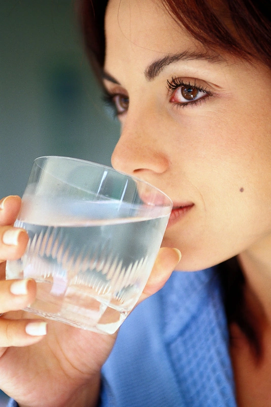 Moteris geria vandenį