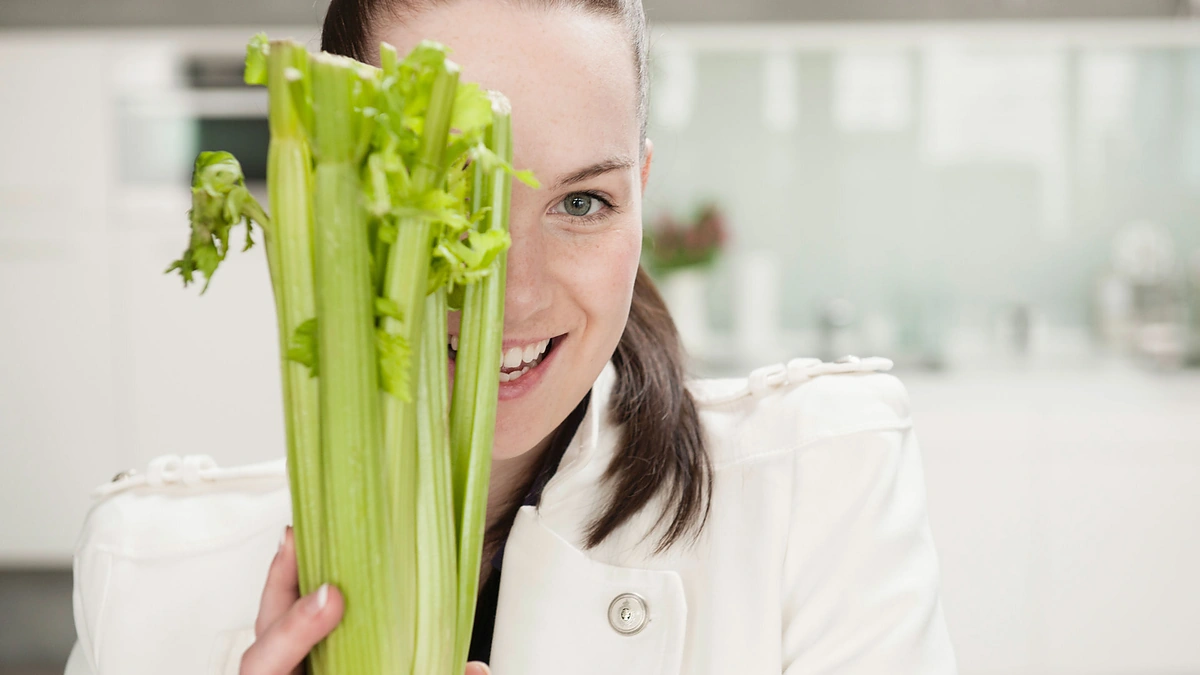 Moteris, laikanti salierus