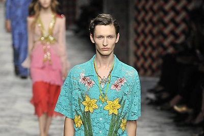 „Gucci“ 2016 m. pavasario-vasaros kolekcijos modelis