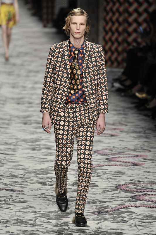 „Gucci“ 2016 m. pavasario-vasaros kolekcijos modelis