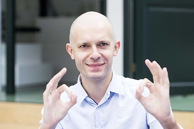 Galvą plikai nusiskutęs Andrius Tapinas: „Daug daugiau drąsos reikėjo aplankyti sergančius vaikus“