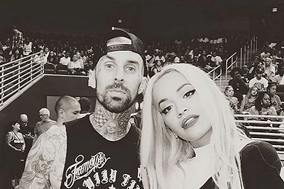 Dainininkė Rita Ora susitikinėja su 15 metų vyresniu rokeriu Travisu Barkeriu