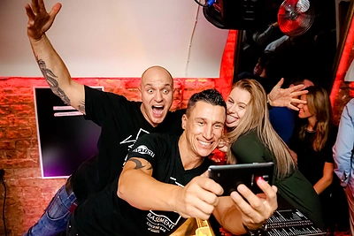 Merginų apsuptyje naktinėjęs Saulius Skambinas žmonos pavydo nesibaimina