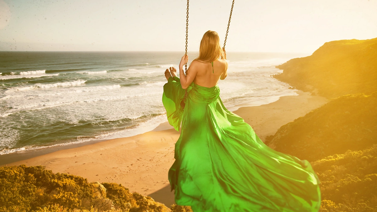 Moteris ant sūpuoklių