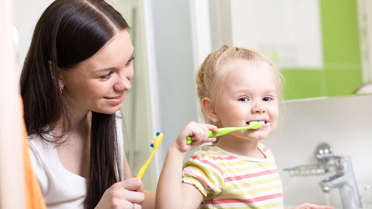 Mergaitė valosi dantukus