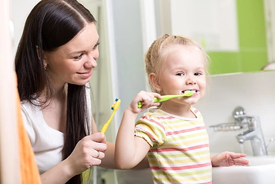 Odontologė: „Tėvai vaikams dantis turi valyti iki 7–8 metų“