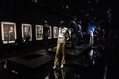 Prancūzijos mados namų „Chanel“ kūriniai eksponuojami parodoje