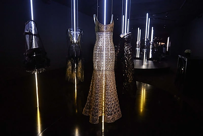 Prancūzijos mados namų „Chanel“ kūriniai eksponuojami parodoje