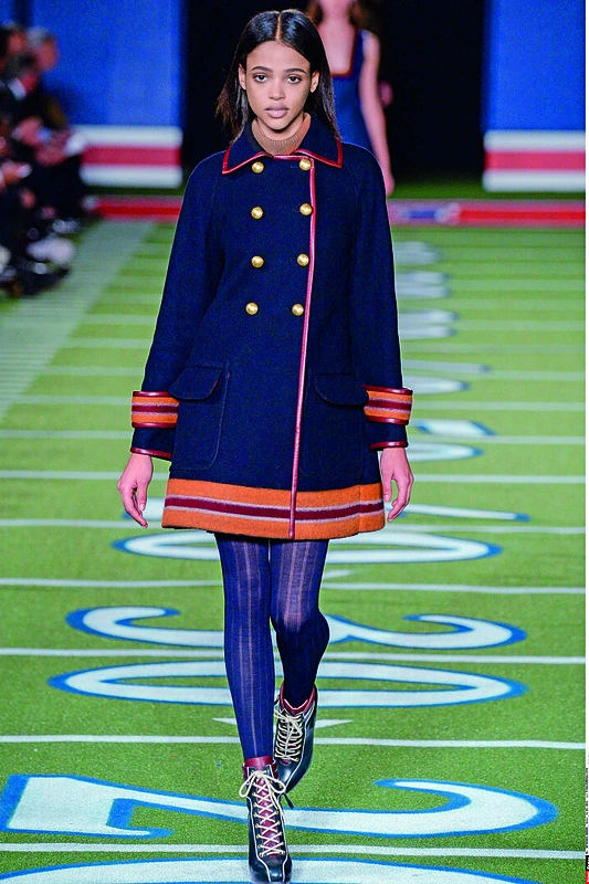 „Tommy Hilfiger“ 2015-2016 m. rudens-žiemos kolekcijos modelis
