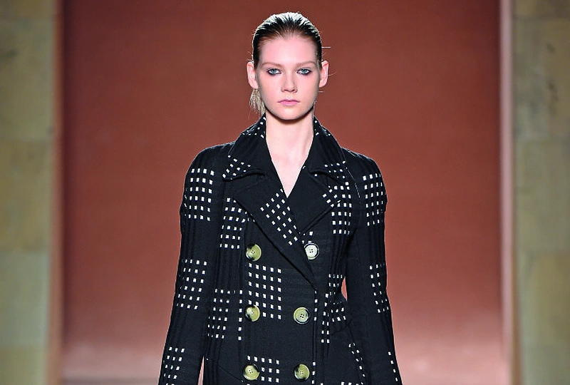 „Victoria Beckham“ 2015-2016 m. rudens-žiemos kolekcijos modelis