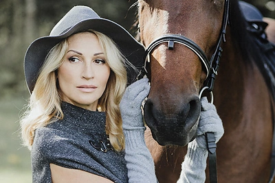 Modeliu tapusi Daina Bosas pozavo fotosesijoje su žirgais ir laukiniais žvėrimis