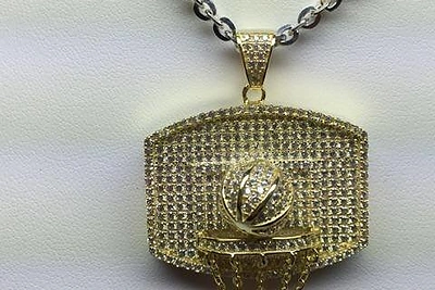 Erika Santos prekiauja prabangiais papuošalais