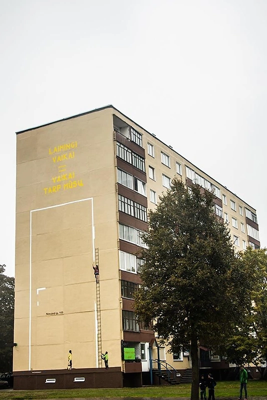 Piešiniu išmarginta siena Alytuje