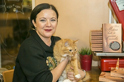 Erika Umbrasaitė autobiografinę knygą „Moteris katė ir jaunas mėnulis“ pristatė tarp kačių