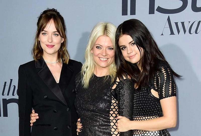 Dakota Johnson ir Selena Gomez su stiliste Kate Young