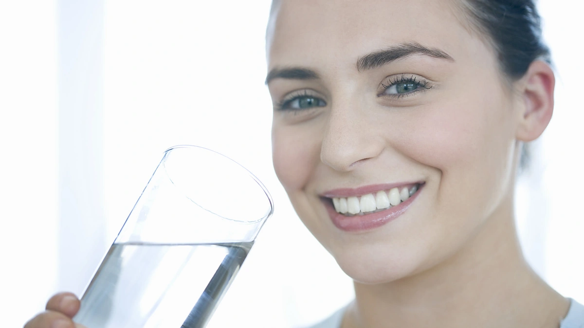 Moteris geria vandenį