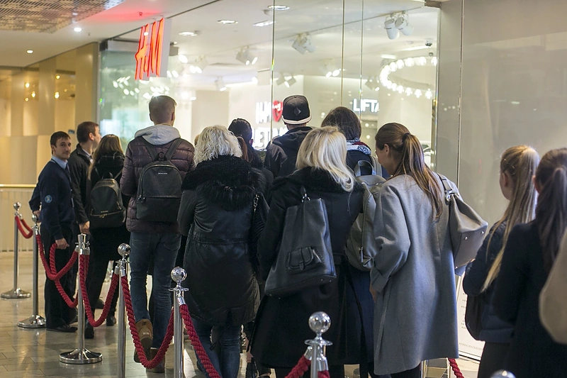 Pirkėjai šluoja „Balmain x H&M“ kolekciją