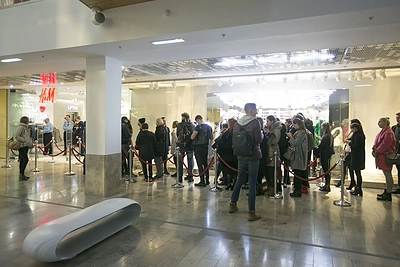 Pirkėjai šluoja „Balmain x H&M“ kolekciją